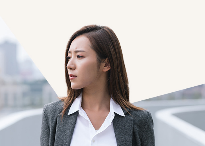 Photo d’une femme marchant dans une ville avec confiance grâce à ses placements avec Banque Nationale Investissements