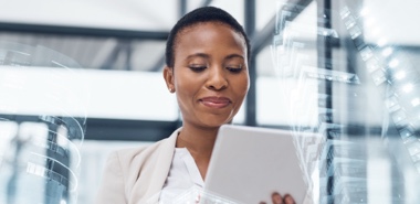 Photo d’une femme qui lit sur une tablette