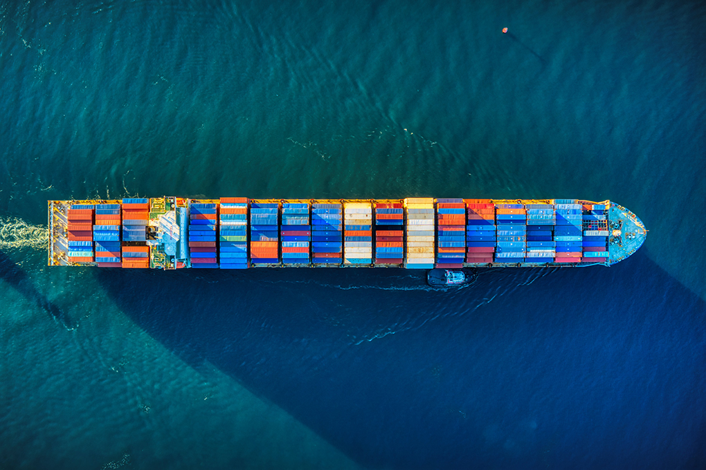 Vue aérienne d’un navire cargo