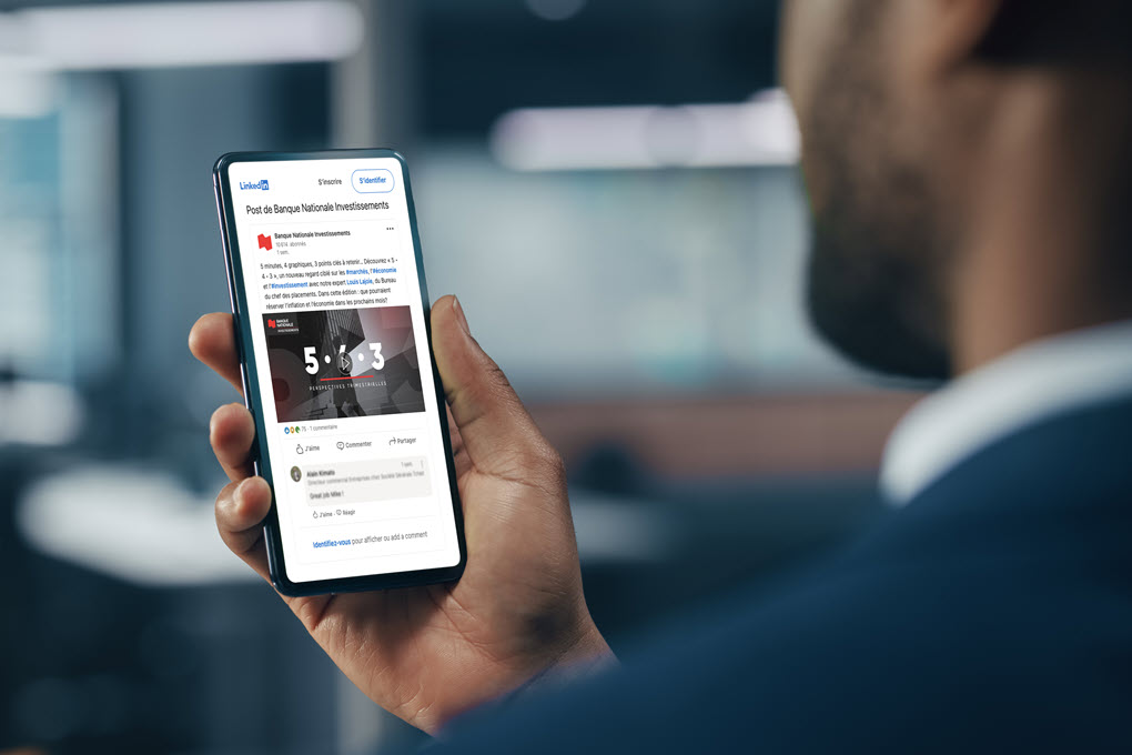 conseiller financier utilisant l’application LinkedIn sur son téléphone mobile