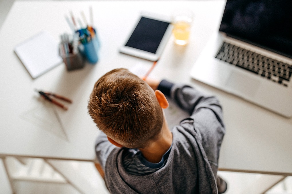 Un enfant fait ses devoirs