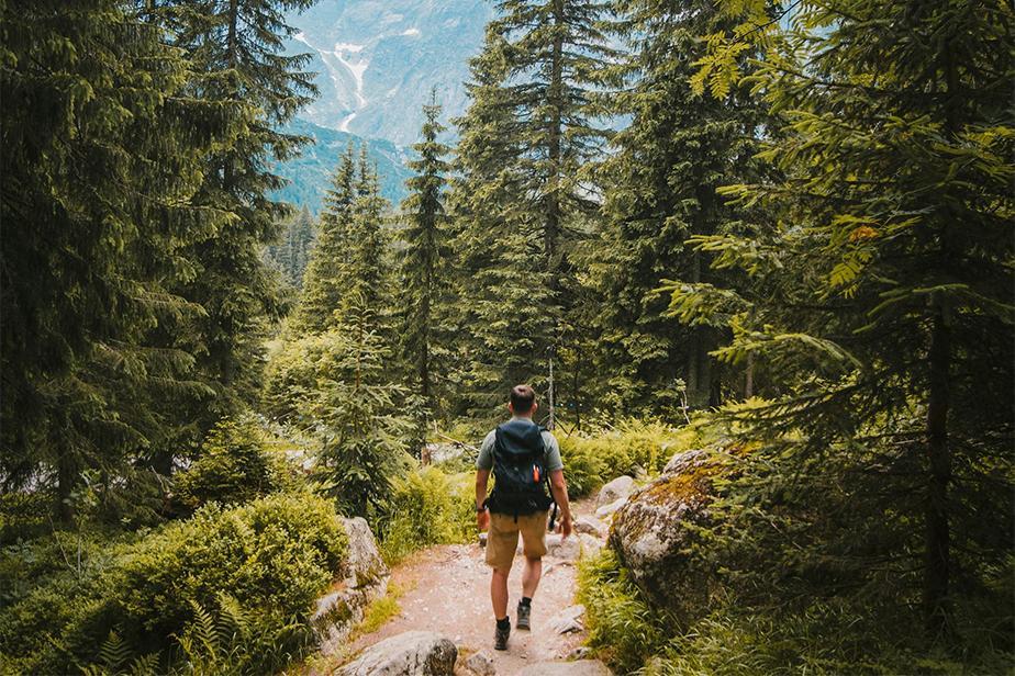 Homme marchant en nature