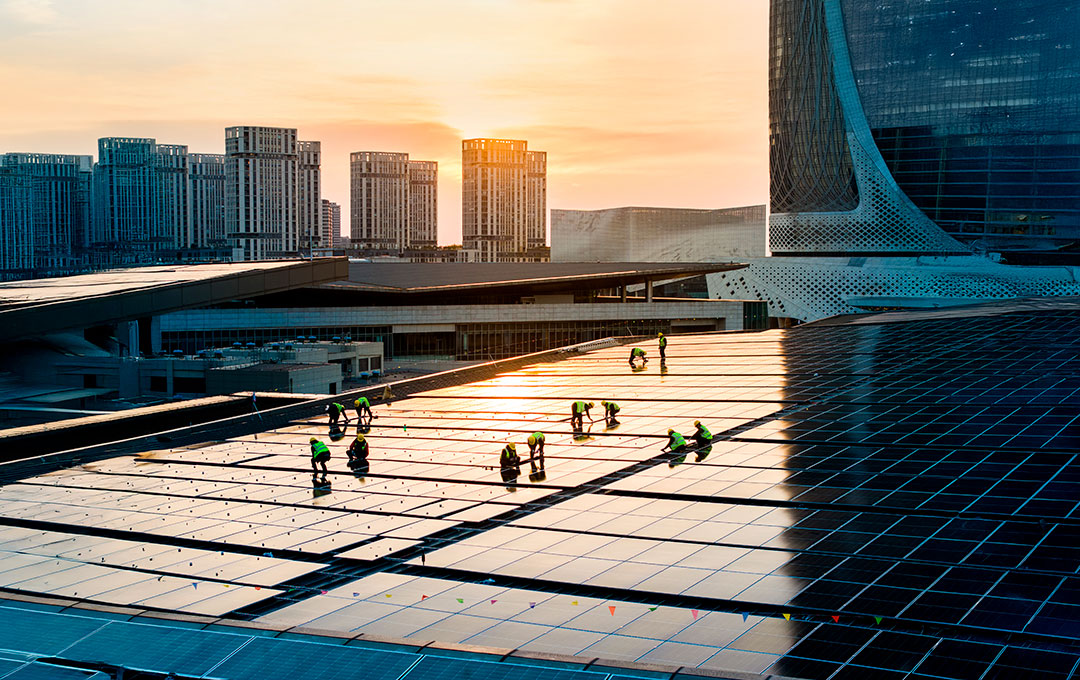 Personnes travaillant sur des panneaux solaires