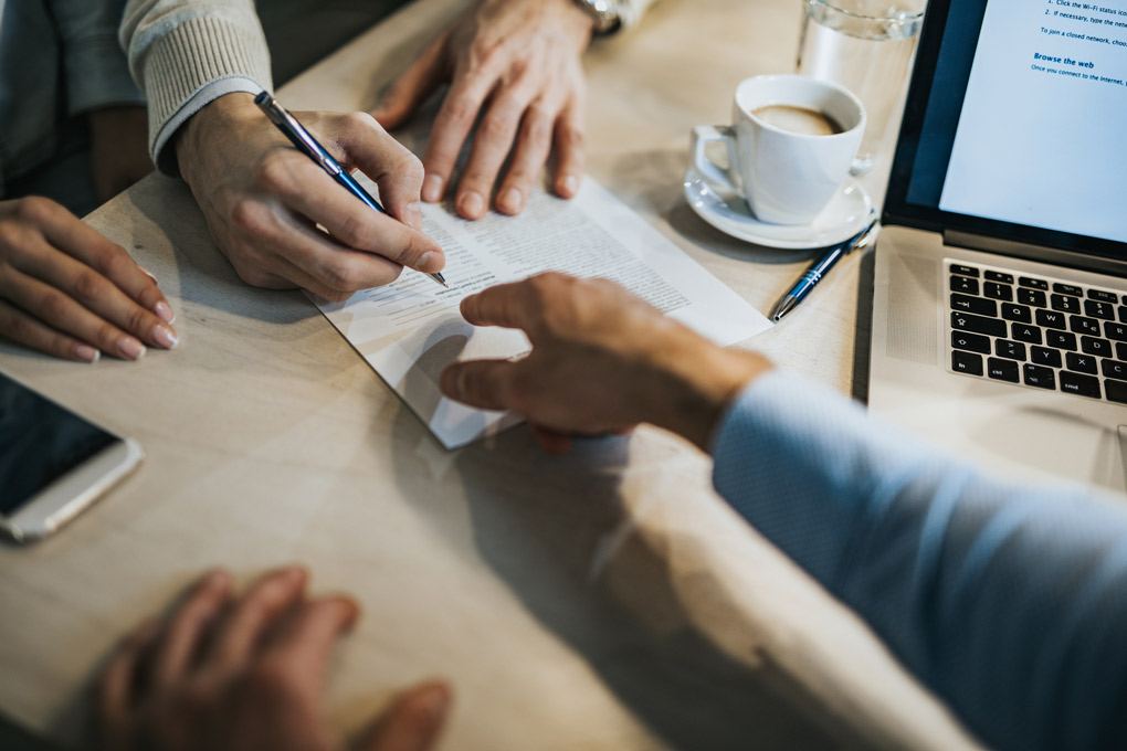 Un conseiller aide ses clients à choisir entre un REER ou un CELI.