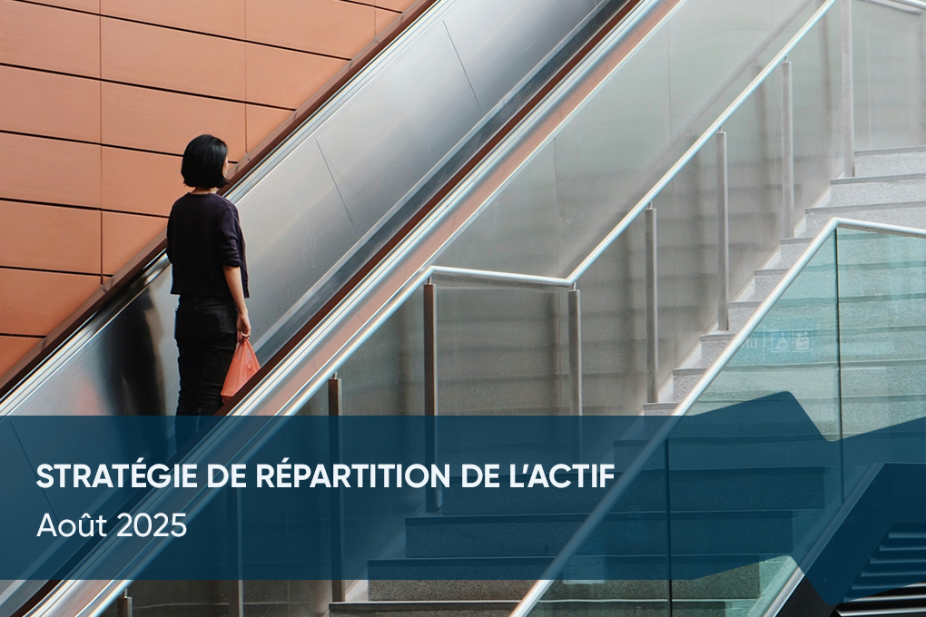 trois employés en discussion informelle