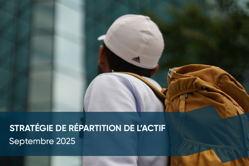 Femme dans les escaliers Homme avec un sac à dos