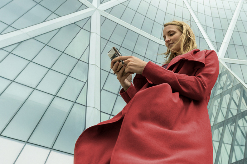 Femme regarde son téléphone