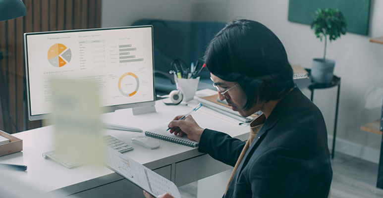 Homme devant un ordinateur