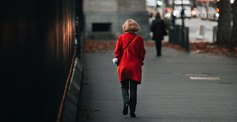 Femme qui marche dehors
