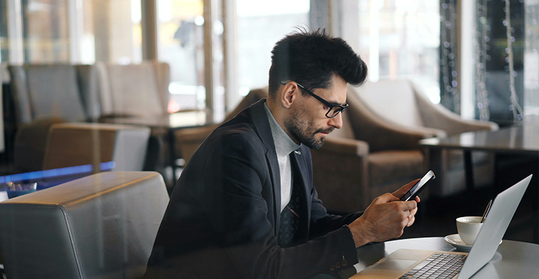 Homme sur son téléphone