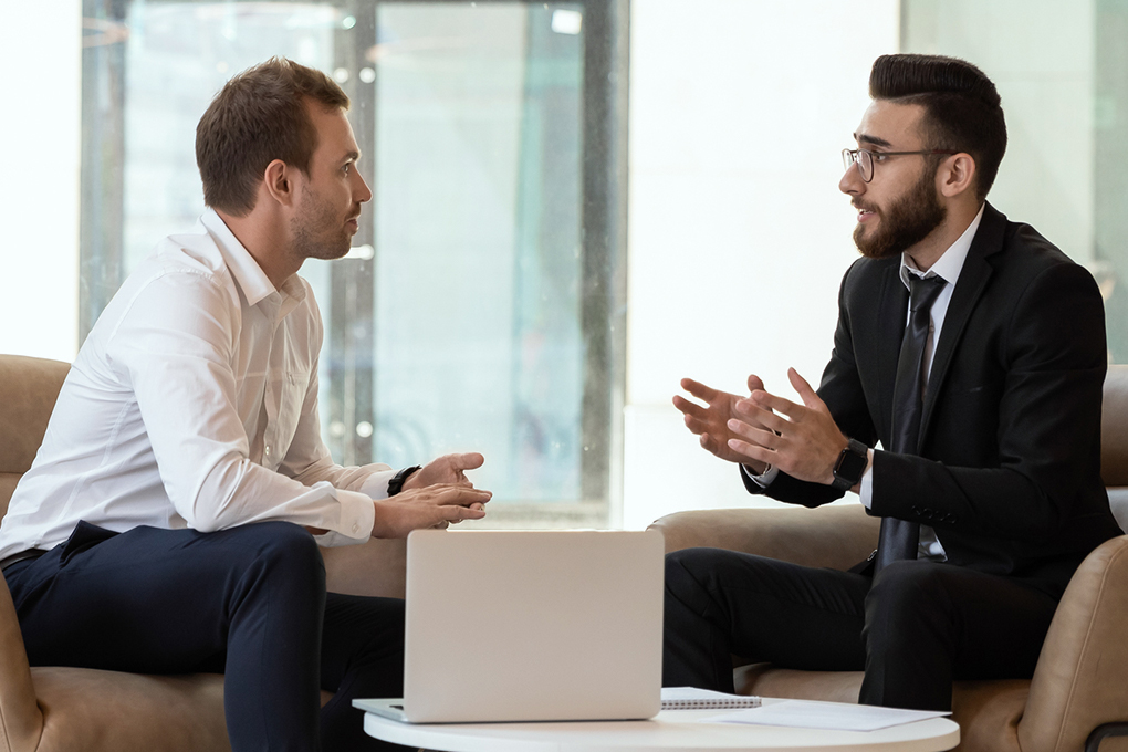 Photo d’un conseiller qui discute des placements ESG avec son investisseur dans un bureau vitré