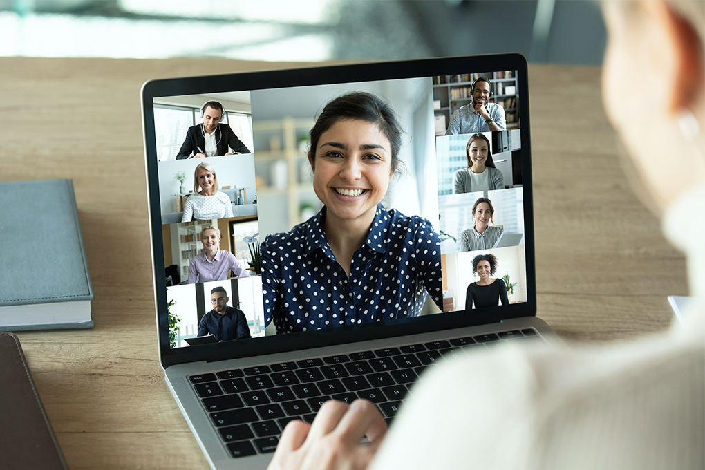 Un conseiller s'adresse à un prospect virtuellement pendant la COVID.