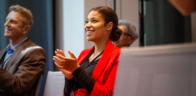 Photo d’une personne faisant du vélo dans un champs avec des éoliennes 